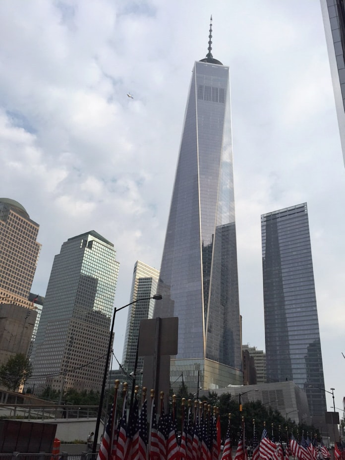 厳戒態勢のny追悼式典 遺族ら涙 日本経済新聞 厳戒態勢のny追悼式典 遺族ら涙 日本経済新聞