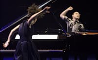 緩急自在の即興演奏で、迫力満点のピアノバトルを繰り広げた上原ひろみ（左）とミシェル・カミロ=市川　幸雄撮影