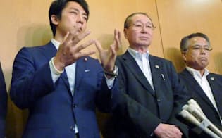 JAグループ幹部との会合後、記者団の取材に応じる自民党の小泉進次郎農林部会長（左、9月5日、東京都千代田区）=共同