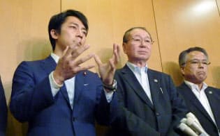 JAグループ幹部との会合後、記者団の取材に応じる自民党の小泉進次郎農林部会長(左、9月5日、東京都千代田区)=共同 JAグループ幹部との会合後、記者団の取材に応じる自民党の小泉進次郎農林部会長(左、9月5日、東京都千代田区)=共同