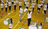 サウナのような体育館で今日も練習する活水高校・中学の吹奏楽部