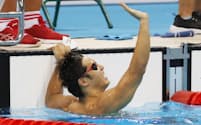 競泳男子50メートル自由形で銀メダルを獲得し、観客席に手を振る木村=寺沢将幸撮影