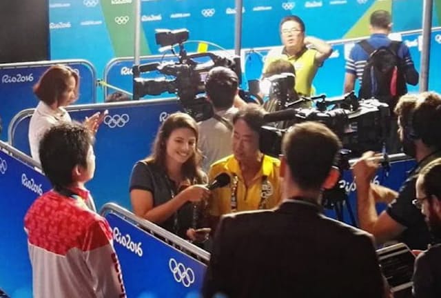 卓球男子個人で銅メダルに輝いた水谷隼選手のインタビュー。インタビュアーの女性スタッフに英語に訳して伝える（リオセントロ会場）