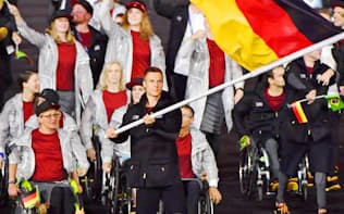 パラリンピックの開会式で入場行進するドイツ選手団の旗手はレームが務めた=共同