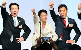 民進党の新代表に決まり、気勢を上げる蓮舫氏(中央)。左は前原氏、右は玉木氏(15日午後、東京都港区)