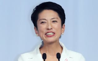 民進党の新代表に決まりあいさつする蓮舫氏(15日午後、東京都港区)