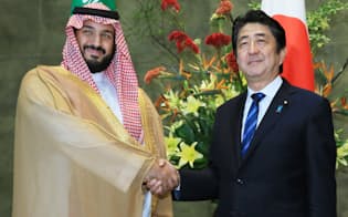 サウジアラビアのムハンマド副皇太子を出迎え、握手する安倍晋三首相（1日午後、首相官邸）
