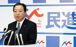 民進党の両院議員総会で幹事長に決まりあいさつする野田佳彦前首相(16日午後、民進党本部)