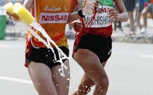 女子マラソン（視覚障害）で給水ポイントを通過した道下美里（右）。リオデジャネイロ=共同