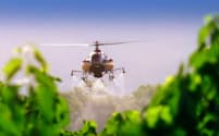 世界有数のワイン産地の米カリフォルニア州のナパ・バレーでヤマハ発は無人ヘリコプターを使った農薬散布サービスを17年に始める（ナパ・バレーでの実証実験の様子）