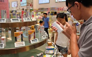 中間層の拡大で海外品に関心を持つ中国人は今後も増える（広東省深圳、越境ECの商品展示場）