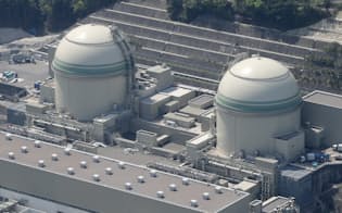 関西電力の高浜原発3号機(左)と4号機(福井県高浜町)