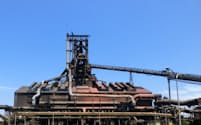 高炉で使う原料炭の高騰が鉄鋼会社のコスト増になる（新日鉄住金の千葉県の君津製鉄所）