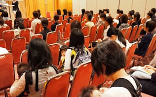 東京都が主催した合同就職面接会に赤ちゃん連れの女性も参加した（東京都立川市）