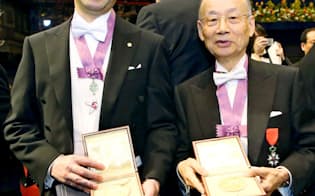 2015年は梶田隆章氏（左）と大村智氏がノーベル賞を受賞した=代表撮影・共同