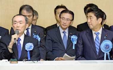 集会に出席した平沼赳夫氏（左）（9月17日、東京・千代田）=共同