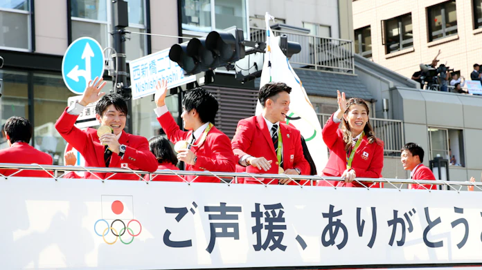 リオ五輪 パラ代表 銀座凱旋パレードに80万人 日本経済新聞 リオ五輪 パラ代表 銀座凱旋パレードに80万人 日本経済新聞