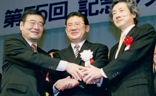 2000年12月、都内のパーティーで握手する(左から)加藤紘一氏、山崎拓氏、小泉純一郎氏=共同 2000年12月、都内のパーティーで握手する(左から)加藤紘一氏、山崎拓氏、小泉純一郎氏=共同