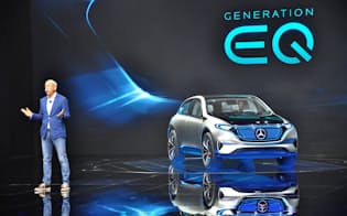 新型EV「ジェネレーションEQ」を発表するダイムラーのツェッチェ社長（9月29日、パリ）