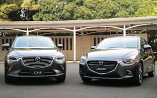 マツダが一部改良した多目的スポーツ車（SUV）の「CX-3」(左)と小型車「デミオ」（14日、横浜市）