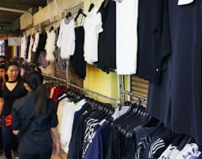 タイ 国王追悼で黒い服求め行列 日本経済新聞