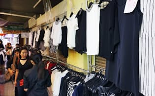 服飾店の店頭には黒や白の服が並ぶ（15日、バンコク）=小川望撮影