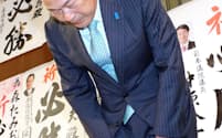 新潟県知事選で落選が決まり頭を下げる森民夫氏（16日夜、新潟市中央区）=共同