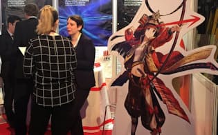 日本のアニメキャラに対する海外の金融市場関係者の関心も高い（ロンドンで今春開かれた金融取引イベント内の日本取引所グループのブース）