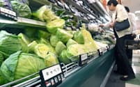 天候不順でスーパーの店頭に並ぶ野菜の価格が高騰している（20日、東京都千代田区のスーパー）