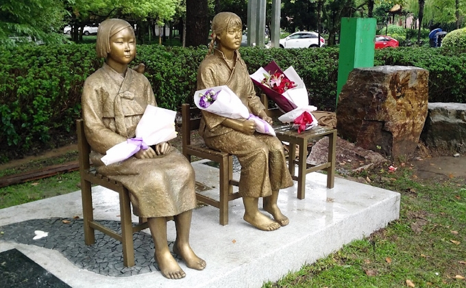 上海の大学に慰安婦像 中国 韓国の少女2体 日本経済新聞