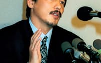 97年2月、ラグビーの日本代表監督に就任し記者会見で抱負を語る平尾氏=共同