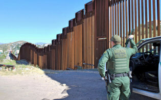 メキシコとの国境フェンス周辺を警戒する国境警備隊員(4日、米アリゾナ州ノガレス)=共同 メキシコとの国境フェンス周辺を警戒する国境警備隊員(4日、米アリゾナ州ノガレス)=共同
