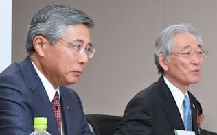 千葉銀行の佐久間英利頭取(左)と武蔵野銀行の加藤喜久雄頭取