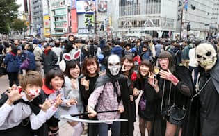 渋谷駅前に集まる仮装した人たち（30日午後、東京都渋谷区）