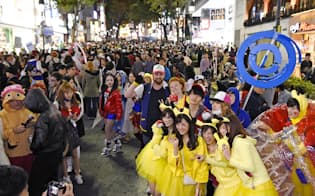 東京・渋谷でハロウィーンの仮装を楽しむ人たち（29日夜）