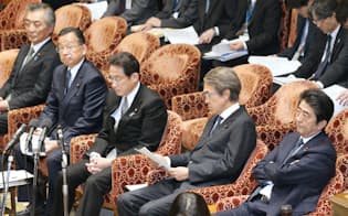 衆院TPP特別委に出席した安倍首相ほか関係閣僚（31日午後）