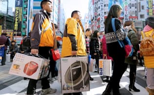 中国の海外ネット通販市場の拡大は「爆買い」の動向にも影響を与えそうだ（2015年2月、東京・秋葉原）
