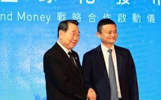 アリババの馬雲会長(右)とCPグループのタニン会長は電子決済の普及で手を組んだ（1日、香港）