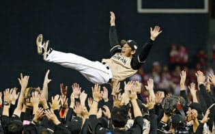 日本一に輝き胴上げされる日本ハム・栗山英樹監督=共同 日本一に輝き胴上げされる日本ハム・栗山英樹監督=共同