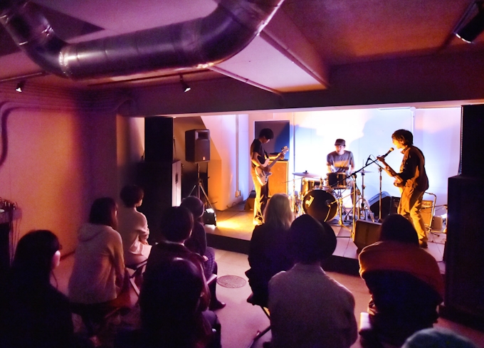 自由な空間 斬新な音生む バンド自らライブハウス開設 日本経済新聞 自由な空間 斬新な音生む バンド自らライブハウス開設 日本経済新聞