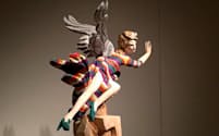 翼を持った女性は飯沼英樹さんの木彫り像の特徴の一つだ