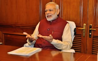 インタビューに応じるインドのモディ首相（9日、ニューデリー）