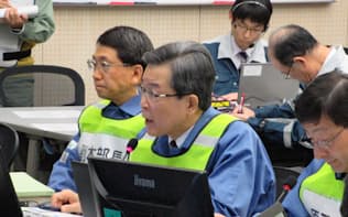 原子力総合防災訓練で、指示を出す北海道電力の真弓明彦社長（13日、札幌市）