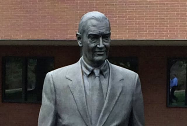 バンガードの創業者、ジョン・ボーグル氏の像
