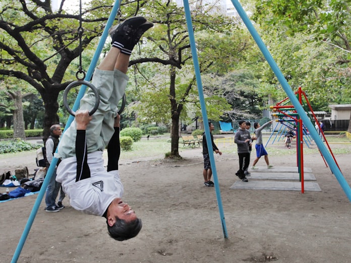 中高年 バク転 大車輪 の夢に挑む 日本経済新聞 中高年 バク転 大車輪 の夢に挑む 日本経済新聞