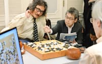 囲碁ソフト「DeepZenGo（ディープゼンゴ）」との対局に勝ち、インタビューに答える趙治勲名誉名人（左）=19日、東京・千代田