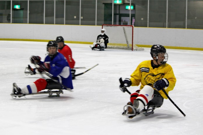 アイススレッジホッケー観戦 ルールと戦術学ぶ 日本経済新聞 アイススレッジホッケー観戦 ルールと戦術学ぶ 日本経済新聞