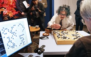 第2回囲碁電王戦第3局で囲碁ソフト「DeepZenGo（ディープゼンゴ）」に勝利した趙治勲名誉名人(中)（23日午後、東京都千代田区）
