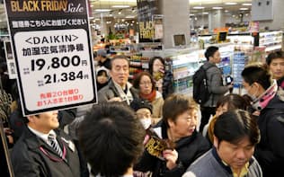先行開催したイオン品川シーサイド店では深夜に大勢の買い物客が詰めかけた（東京・品川）