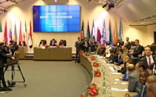 11月30日、石油輸出国機構（OPEC）本部で開かれた定時総会（ウィーン）